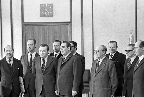Фотография Владимира Мусаэльяна со встречи Генерального секретаря ЦК КПСС Леонида Брежнева с аргентинской правительственной делегацией, во главе с министром экономики Аргентины Хосе Бер Хельбардом (5 мая 1974). Москвa Фотография Владимира Мусаэльяна со встречи Генерального секретаря ЦК КПСС Леонида Брежнева с аргентинской правительственной делегацией, во главе с министром экономики Аргентины Хосе Бер Хельбардом (5 мая 1974). Москвa - Sputnik Армения