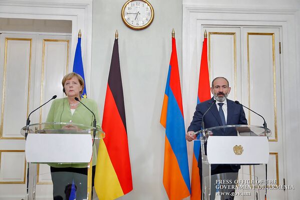 Премьер-министр Армении Никол Пашинян и канцлер Германии Ангела Меркель на совместной пресс-конференции (24 августа 2018). Еревaн - Sputnik Армения