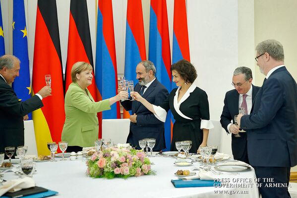 Торжественный ужин в честь канцлера Германии Ангелы Меркель (24 августа 2018). Еревaн - Sputnik Армения