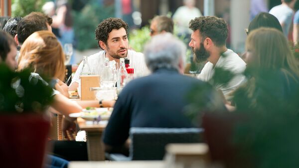 Ден Билзерян обедает в кафе на Северном проспекте (27 августа 2018). Еревaн - Sputnik Արմենիա