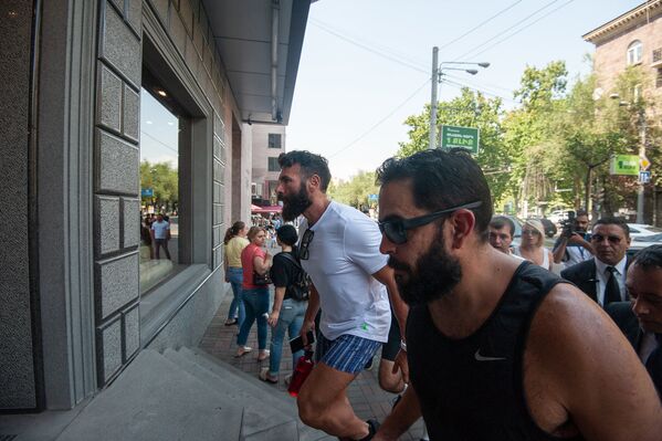 Ден Билзерян на шоппинге в столице (27 августа 2018). Еревaн - Sputnik Армения