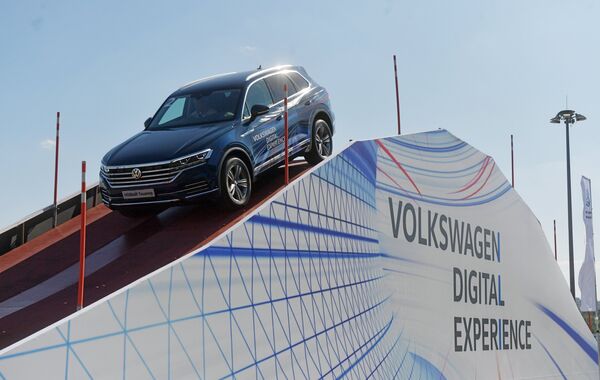 Новый автомобиль Volkswagen Touareg на Московском международном автомобильном салоне 2018. - Sputnik Армения