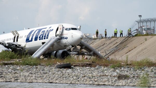 Совершивший аварийную посадку самолет Boeing 737-800 авиакомпаниии Utair (1 сентября 2018). Сочи - Sputnik Армения