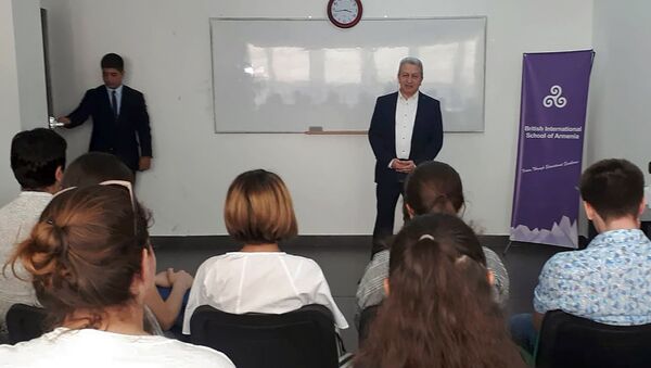 Министр финансов Армении Атом Джанджугазян провел открытый урок в Британской международной школе в Армении (1 сентября 2018). Еревaн - Sputnik Արմենիա