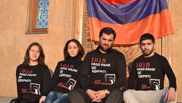 Иерей Ваграм Казарян с членами армянской общины Украины - Sputnik Армения