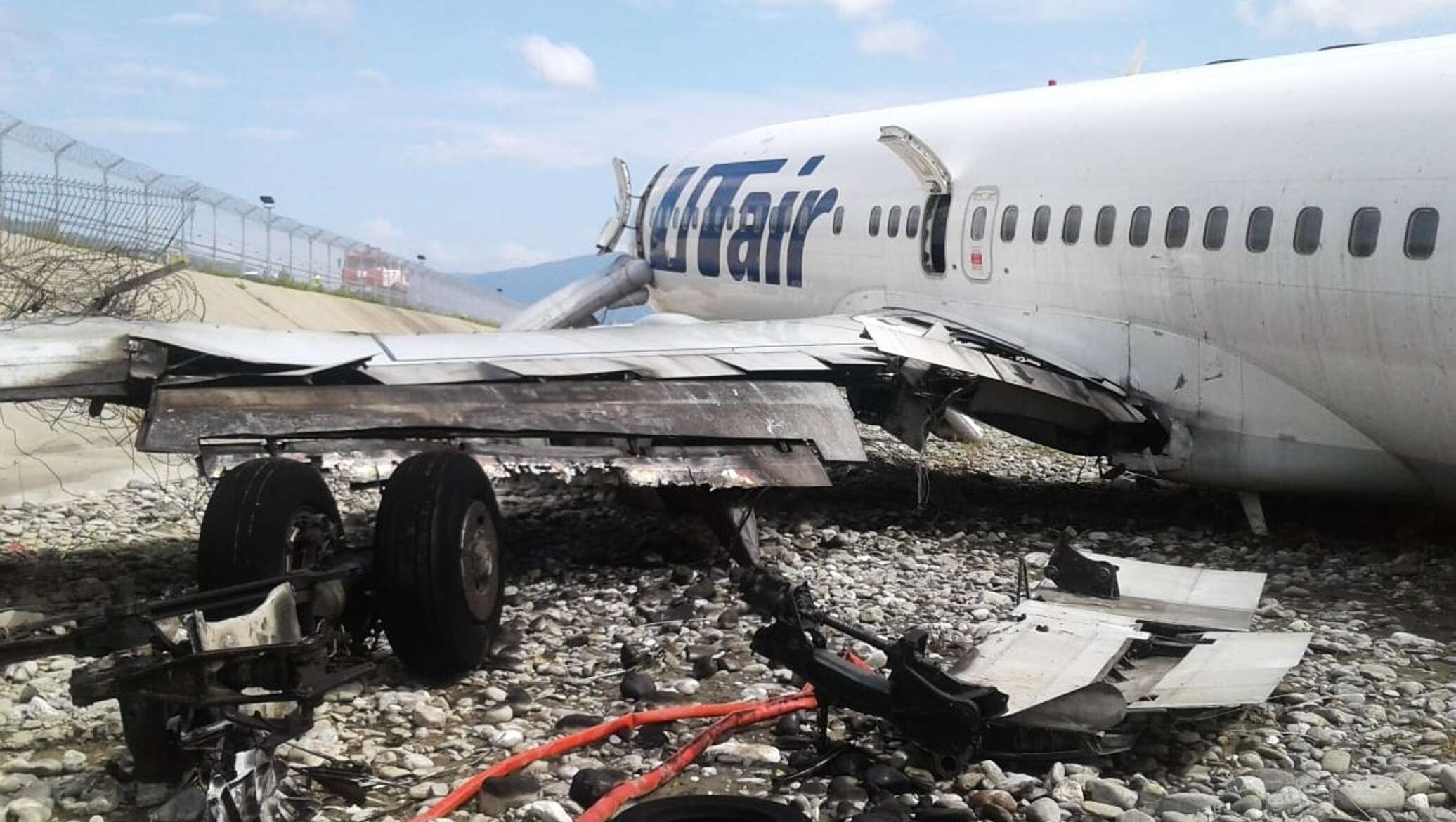 Крушение самолета в сочи. Боинг 737 выкатился в Сочи. Авария Боинг 737 в Сочи. Авиакатастрофы Боинг 737 UTAIR. UTAIR 737 Сочи.