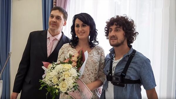 Полузащитник казанской команды Хорен Байрамян сделал сюрприз для болельщицы и приехал к ней на свадьбу - Sputnik Армения