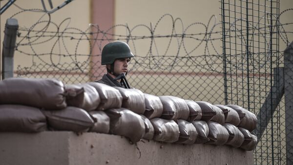 Турецкий солдат стоит на страже у входа в судебно-тюремный комплекс Алиага во время суда над пастором Эндрю Брансоном, обвиняемым в пособничестве террористическим группам (16 апреля 2018). Алиагa - Sputnik Армения
