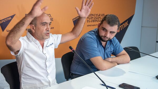 Гагик Симонян и Гурген Рустамян на пресс-конференции Скандал в армянском футболе, о котором боялись говорить больше двух лет - Sputnik Армения