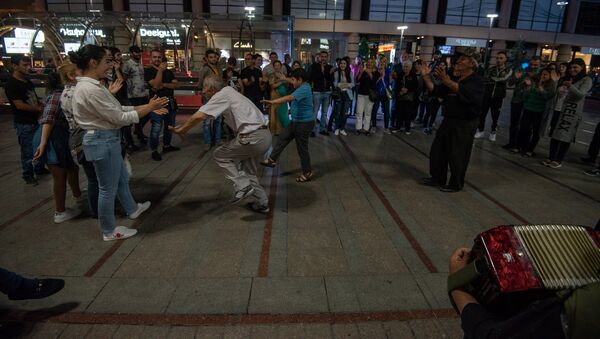 Люди танцуют на Северном проспекте под музыку уличных музыкантов - Sputnik Армения