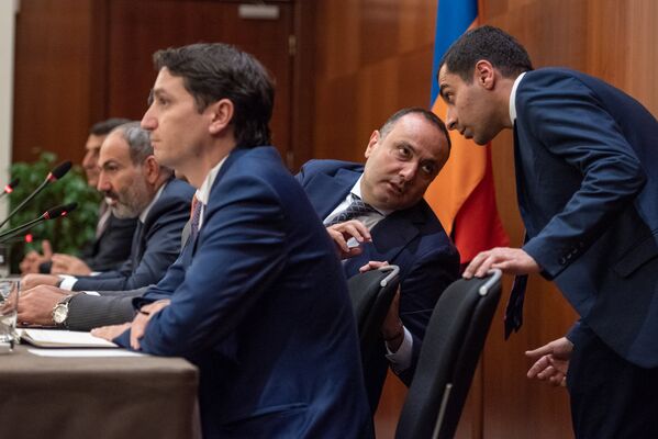 Премьер-министр Армении Никол Пашинян встретился с армянскими предпринимателями (8 сентября 2018). Москвa Премьер-министр Армении Никол Пашинян встретился с армянскими предпринимателями (8 сентября 2018). Москвa - Sputnik Армения