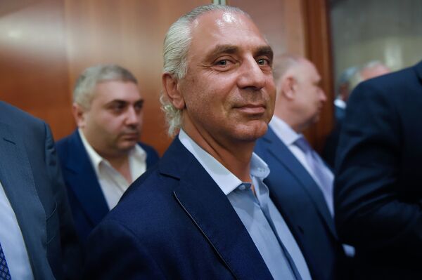 Президент благотворительного фонда ''Товмасян'' - Артак Товмасян во время встречи премьер-министра Армении Никола Пашиняна с армянскими предпринимателями (8 сентября 2018). Москвa Президент благотворительного фонда ''Товмасян'' - Артак Товмасян во время встречи премьер-министра Армении Никола Пашиняна с армянскими предпринимателями (8 сентября 2018). Москвa - Sputnik Армения