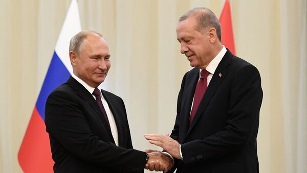 Президент России Владимир Путин пожимает руку своему коллеге Реджепу Тайипу Эрдогану во время встречи в Тегеране 7 сентября 2018 года - Sputnik Արմենիա