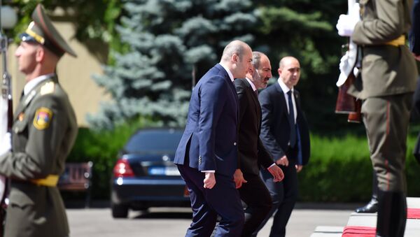 Встреча премьер-министра Армении Никола Пашиняна и премьер-министра Грузии Мамуки Бахтадзе (10 сентября 2018). Еревaн - Sputnik Армения