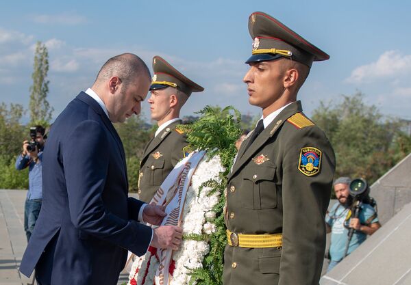 Посещение мемориала жертвам Геноцида армян 1915 года премьер-министром Грузии Мамуки Бахтадзе (10 сентября 2018) Посещение мемориала жертвам Геноцида армян 1915 года премьер-министром Грузии Мамуки Бахтадзе (10 сентября 2018) - Sputnik Армения