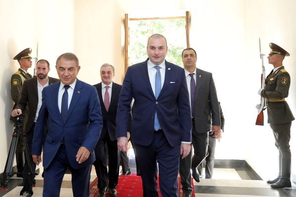 Посещение парламента Армении премьер-министром Грузии Мамуки Бахтадзе (10 сентября 2018) Посещение парламента Армении премьер-министром Грузии Мамуки Бахтадзе (10 сентября 2018) - Sputnik Армения