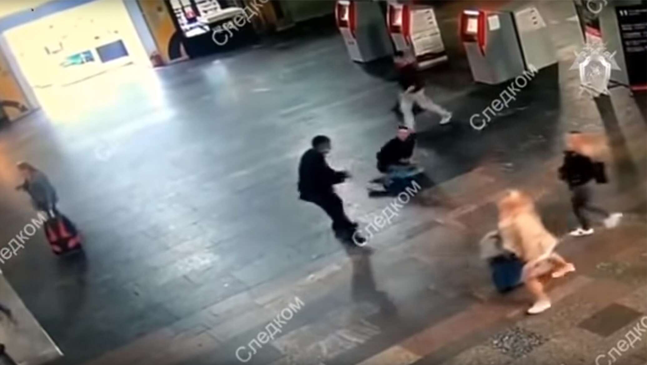 Вооруженное нападение в москве. Случаи на Курском вокзале. Нападение с камер наблюдения.