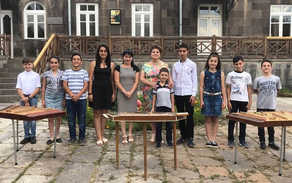 Маленькие музыканты для развития города играют во дворах музеев - Sputnik Армения