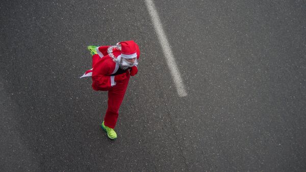 Санта-Клаусы пробежали 5км, принимая  участие в благотворительном марафоне в Ереване - Sputnik Արմենիա