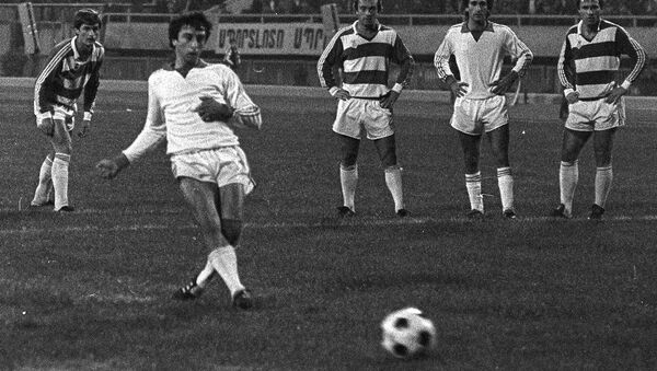 Нападающий Арарата Гамлет Мхитарян во время футбольного матча Арарат - Черноморец (1984 год) - Sputnik Արմենիա
