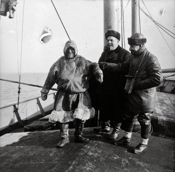 Старый ненец, Степан Васильевич Востротин и Иосиф Лорис-Меликов на борту судна «Правильный» во время экспедиции Ф.Нансена по Сибири Старый ненец, Степан Васильевич Востротин и Иосиф Лорис-Меликов на борту судна «Правильный» во время экспедиции Ф.Нансена по Сибири - Sputnik Армения