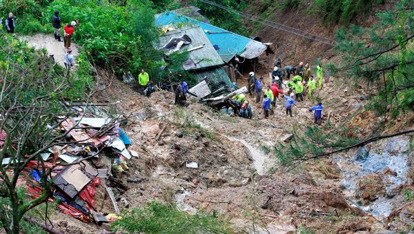 Спасатели ищут жителей, погребенных в оползнях в разгаре тайфун Мангхута, поразивших Багио - Sputnik Արմենիա