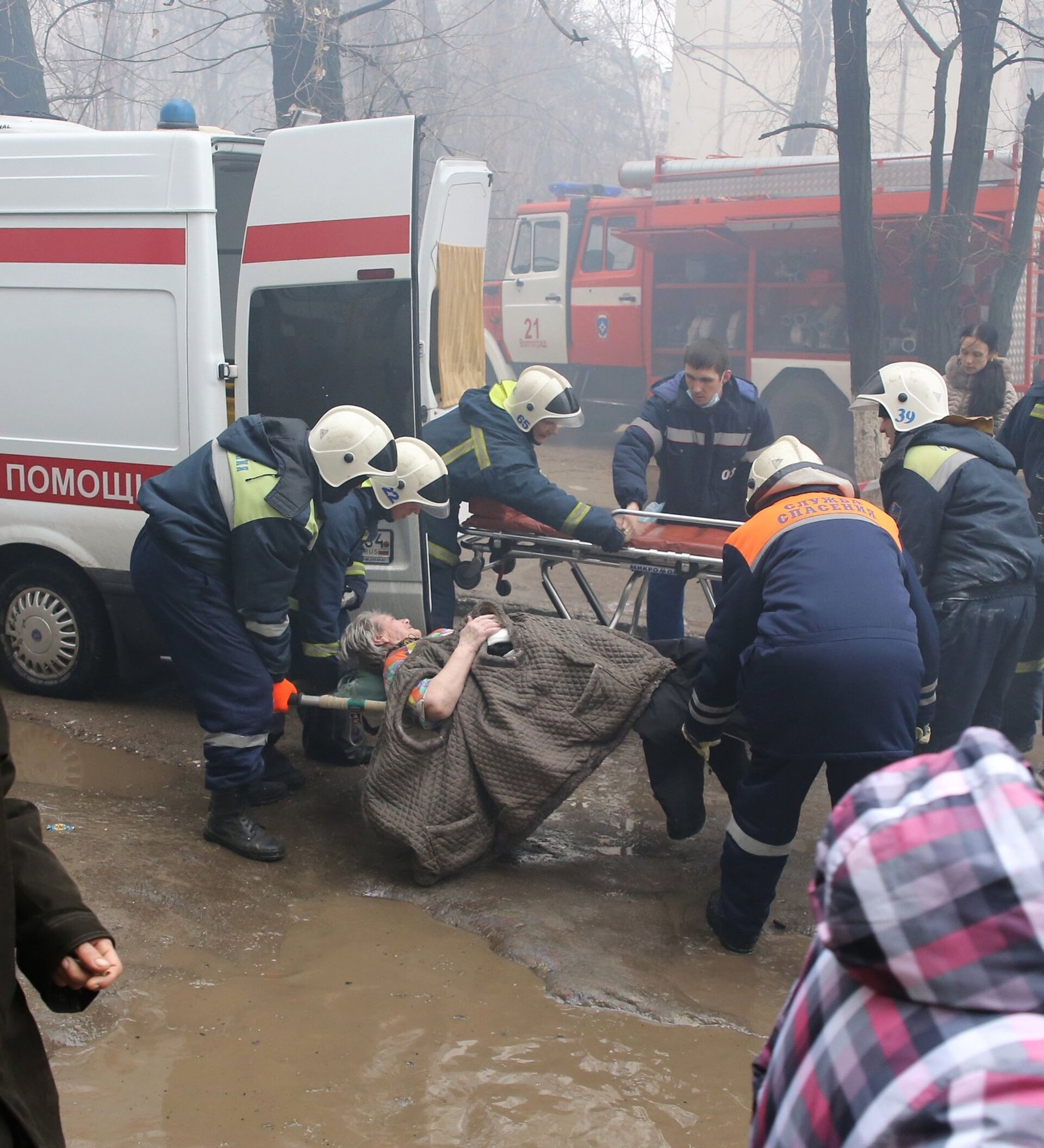 Эвакуация после взрыва. Взрыв бытового газа в Волгограде. Эвакуация после взрыва в доме. Оцепление территории места теракта. Взрыв бытового газа в жилом доме.
