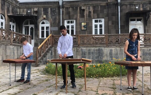 Маленькие музыканты из Гюмри играют во дворе музея - Sputnik Армения