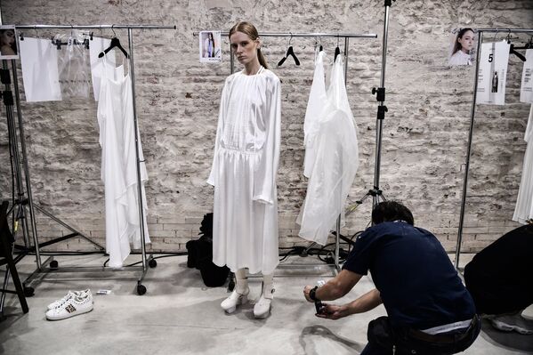 Մոդելը կուլիսներում պատրաստվում է Alberto Zambelli նորաձևության տան ցուցադրությունից առաջ 2019թ–ի գարուն/ամառ կանանց հագուստի  ցուցադրության շրջանակում (2018թ–ի սեպտեմբերի 19)։ Միլան - Sputnik Արմենիա