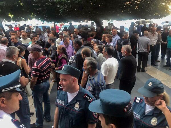 Բողոքի ակցիա Երևանում. հավաքվածներն ուզում են, որ իրենց լսի անձամբ Նիկոլ Փաշինյանը Բողոքի ակցիա Երևանում. հավաքվածներն ուզում են, որ իրենց լսի անձամբ Նիկոլ Փաշինյանը - Sputnik Արմենիա