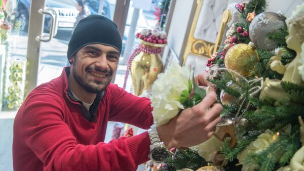 Специально для портала Sputnik Армения флорист-дизайнер Мушег Погосян дает советы, украшает и наряжает большую праздничную елку - Sputnik Армения