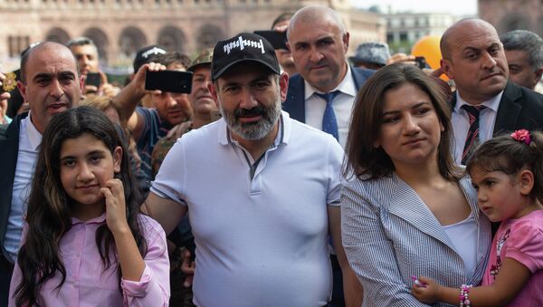 Премьер-министр Никол Пашинян с дочерьми на улицах города в День независимости Армении (21 сентября 2018). Еревaн - Sputnik Армения