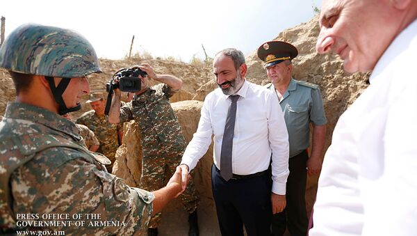 Премьер-министр Армении Никол Пашинян посетил воинскую часть (16 июня 2018). Карабах - Sputnik Армения