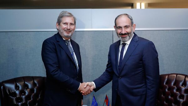 Встреча премьер-министра Армении Никола Пашиняна и Еврокомиссара по вопросам Европейского соседства и переговоров о расширении Йоханнеса Хана (25 сентября 2018). Нью-Йорк - Sputnik Արմենիա