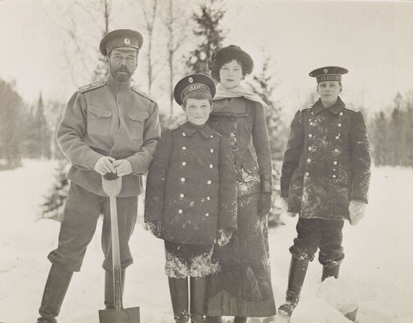 Российский император Николай II с детьми в Царском селе, 1915 год - Sputnik Армения