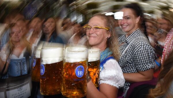 Официантка подает пиво после официального открытия 185-го Октоберфеста, ежегодного фестиваля пива (22 сентября 2018). Мюнхен, Германия - Sputnik Армения