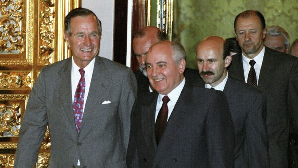 Президенты СССР и США Михаил Горбачев и Джордж Буш направляются на советско-американские переговоры (1 августа 1991). Москвa - Sputnik Армения