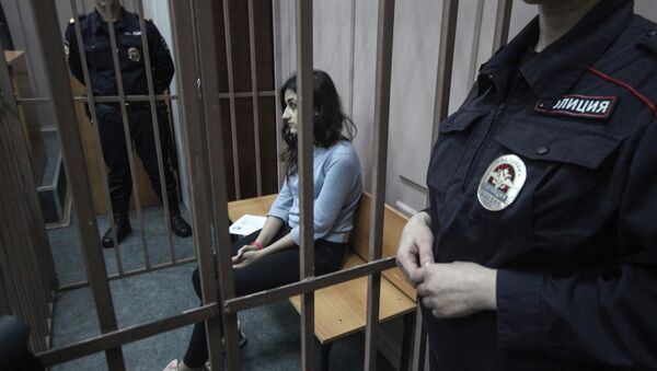 Задержанная по обвинению в убийстве отца 19-летняя Крестина Хачатурян во время рассмотрения в Басманном суде ходатайства следствия об изменении меры пресечения (27 сентября 2018). Москва - Sputnik Արմենիա
