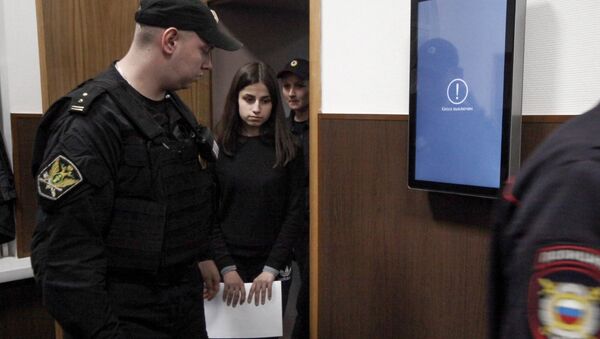 Басманный суд отпустил из СИЗО 18-летнюю Ангелину Хачатурян, обвиняемую в убийстве отца (27 сентября 2018). Москва - Sputnik Արմենիա