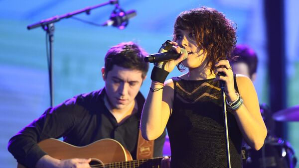Французская певица и автор песен Isabelle Geffroy aka Zaz выступает на сцене (12 февраля 2016). Париж - Sputnik Արմենիա