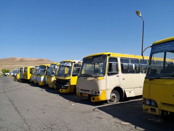 Один из частных автобусных парков Еревана Один из частных автобусных парков Еревана - Sputnik Армения