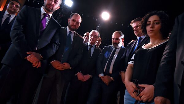 Премьер-министр Армении Никол Пашинян и члены правительства, чрезвычайный и полномочный посол Франции в Армении Джонатан Лакот, возложили цветы к звезде Шарля Азнавура (1 октября 2018). Еревaн - Sputnik Армения