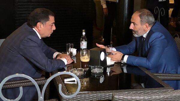 Премьер-министр Армении Никол Пашинян встретился в столичном кафе с руководителем фракции РПА Ваграмом Багдасаряном (1 октября 2018). Еревaн - Sputnik Армения