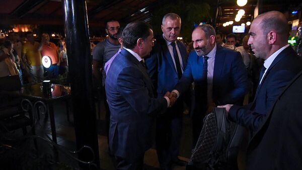Премьер-министр Армении Никол Пашинян встретился в столичном кафе с руководителем фракции РПА Ваграмом Багдасаряном (1 октября 2018). Еревaн - Sputnik Արմենիա