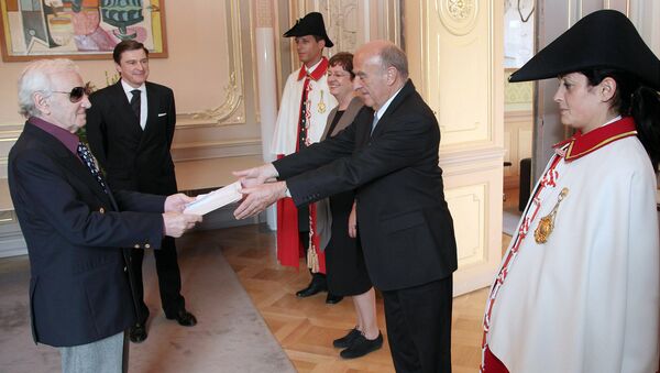 Новоназначенный посол Армении в Швейцарии Шарль Азнавур вручает верительные грамоты Федеральному президенту Швейцарии Хансу-Рудольфу Мерцу (30 июня 2009). Берн - Sputnik Արմենիա