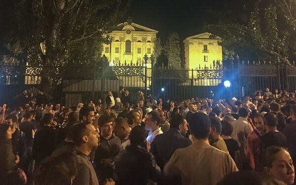 Граждане собираются перед зданием Парламента Армении (2 октября 2018). Еревaн - Sputnik Армения
