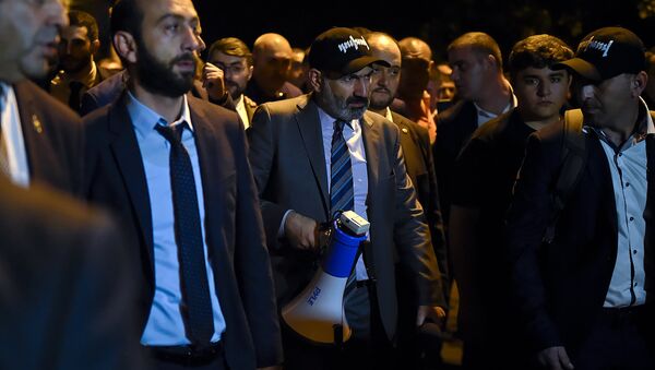 Премьер-министр Никол Пашинян и вице-премьер Арарат Мирзоян на митинге перед зданием Парламента (2 октября 2018). Еревaн - Sputnik Արմենիա