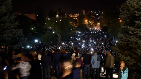 Сторонники премьер-министра Никола Пашиняна во дворе Парламента Армении (2 октября 2018). Еревaн - Sputnik Արմենիա