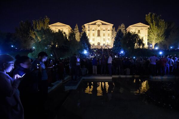 Сторонники премьер-министра Никола Пашиняна во дворе Парламента Армении (2 октября 2018). Еревaн - Sputnik Армения