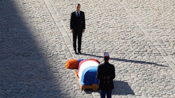 Президент Франции Эмануэль Макрон на церемонии прощания с Шарлем Азнавуром (5 октября 2018). Париж - Sputnik Армения